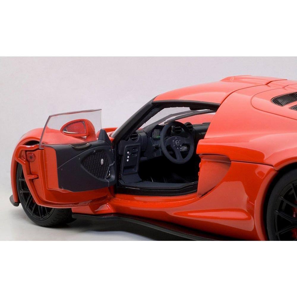 Red 1/18 Diecast Model Car Q519553