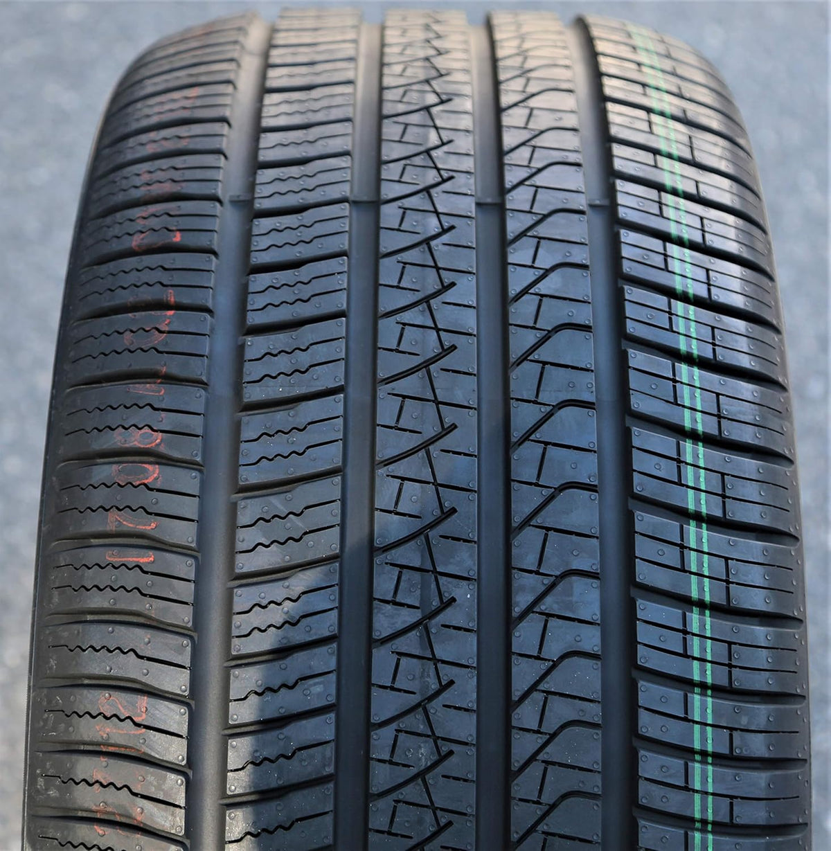 265/50R19 110H XL Performance Radial Tire P235